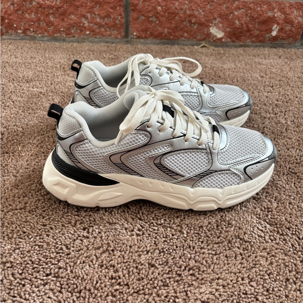 Stylish White and Gray Sneakers - Picture 5 of 8